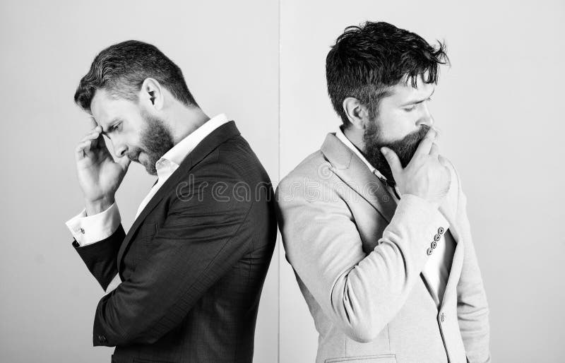 Diferencia de la opini?n Cara pensativa de los hombres de negocios que piensa en problema de negocio Negocio en concepto del prob foto de archivo libre de regalías Diferencia de la opini?n Cara pensativa de los hombres de negocios que piensa en problema de negocio Negocio en concepto del prob foto de archivo libre de regalías
