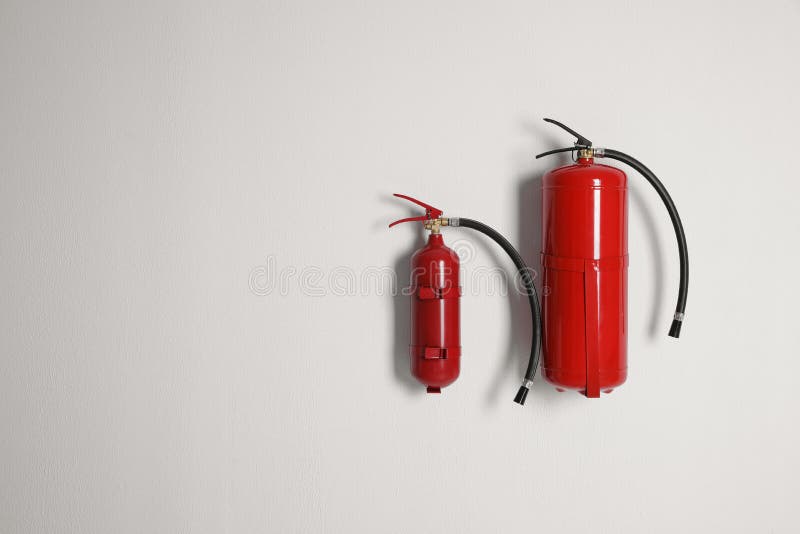 Extintores De Incendios Y De Salida De Emergencia En La Pared Foto de archivo - Imagen de rojo,