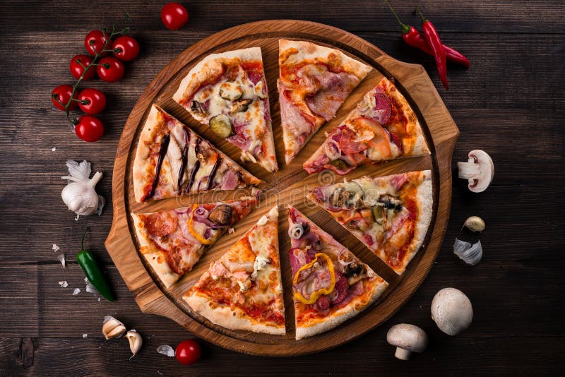 querido Inmoralidad Kenia Diferentes Pizzas En Una Tabla Redonda De Madera Imagen de archivo - Imagen  de italiano, ingrediente: 203048189