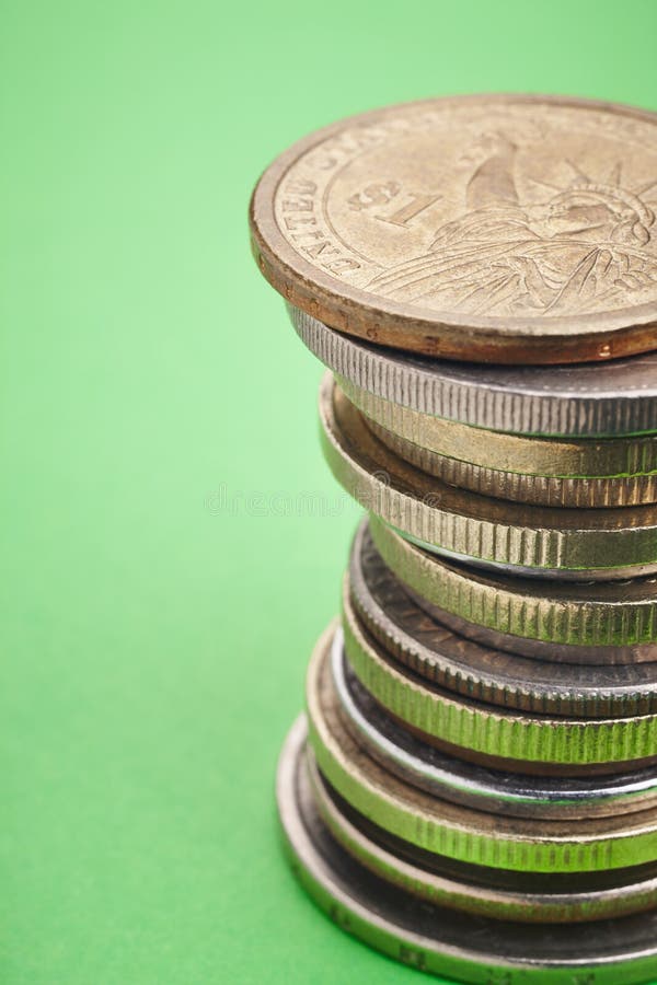 Diferentes tipos de monedas sobre un fondo verde Detalle macro fotografía de archivo Diferentes tipos de monedas sobre un fondo verde Detalle macro fotografía de archivo