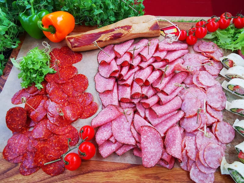 Diferentes Tipos De Salami Y Tocino Imagen de archivo Imagen de