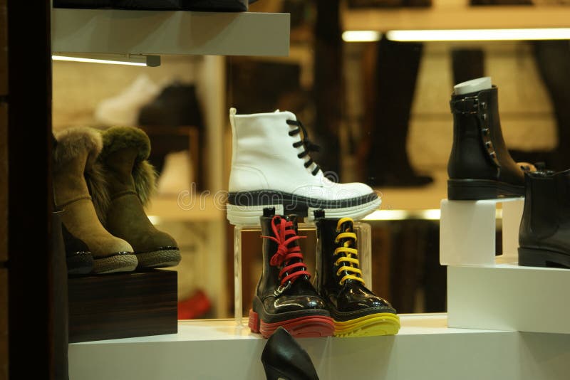 Diferentes Tipos De Sapatos Femininos Estão à Venda Na Loja Moderna De  Sapatos. Imagem de Stock - Imagem de luxo, feminina: 210792743
