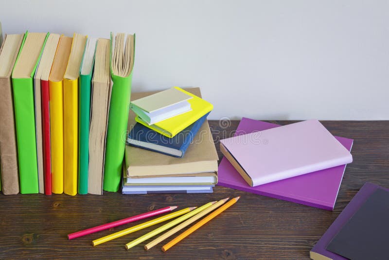 Diferite notebook-uri colorate și creioane colorate. copiere spațiu royalty free stock photo