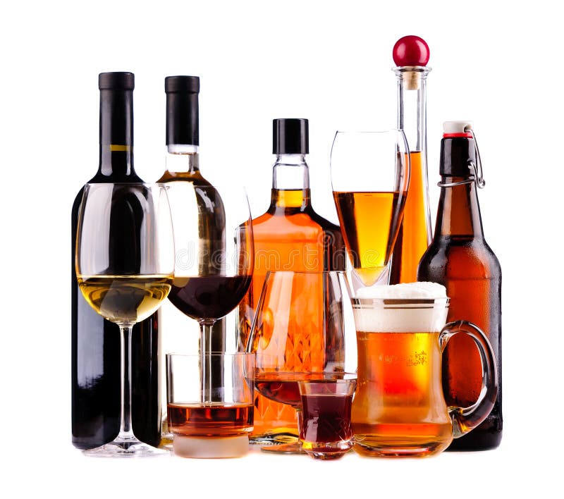 Rôzne fľaše a poháre alkoholické nápoje izolované na bielom pozadí.