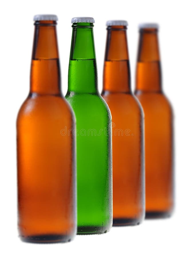 Řada lahví od piva s jedním se liší od ostatních.
