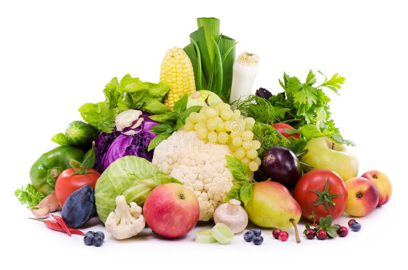 Vari tipi di verdura, frutta , erbe aromatiche e frutti di bosco su fondo bianco.