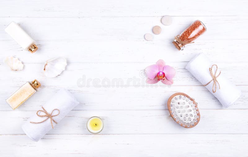 Different spa, schoonheids en wellnessproducten: room, balsem, overzees zout in glasflessen, handdoeken, massageborstel royalty-vrije stock afbeeldingen Different spa, schoonheids en wellnessproducten: room, balsem, overzees zout in glasflessen, handdoeken, massageborstel royalty-vrije stock afbeeldingen
