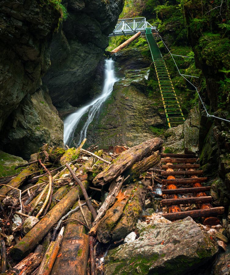 Náročná stezka s žebříkem u vodopádu v kaňonu národního parku Slovenský ráj