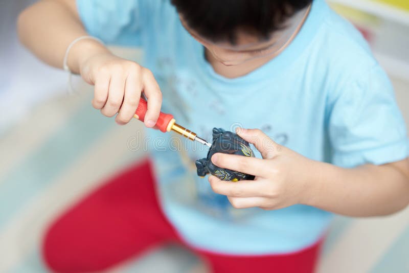 Difficulté de jouet de robot par l'enfant images stock Difficulté de jouet de robot par l'enfant images stock