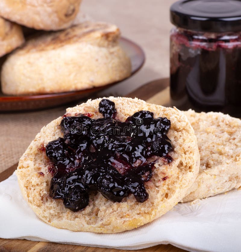 Diffusione del muffin inglese con le prerogative del mirtillo fotografie stock Diffusione del muffin inglese con le prerogative del mirtillo fotografie stock