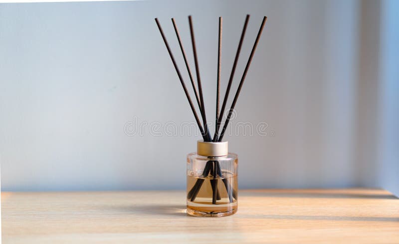 Diffusor in Glasflasche Auf Holztisch an Weißer Wand. ätherisches Öl.  Parfüm. Stockfoto - Bild von geschmack, bewölkt: 268126388