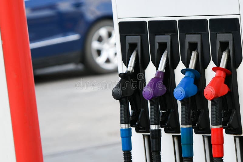 Différentes couleurs de réapprovisionnement en combustible Station-service de gaz d'arme ? feu de diff?rentes couleurs photo libre de droits Différentes couleurs de réapprovisionnement en combustible Station-service de gaz d'arme ? feu de diff?rentes couleurs photo libre de droits