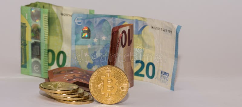 Différentes euro factures et bitcoins d'or à l'avant avec vue panoramique grise
