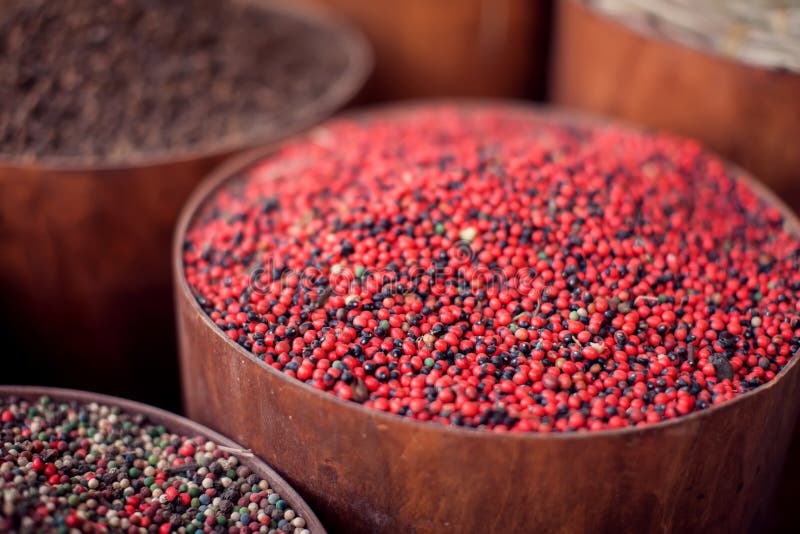 Différentes épices colorées, herbes sur le marché d'épice en Egypte. Différentes épices et herbes colorées dans les paniers sur le marché d'épice en Egypte