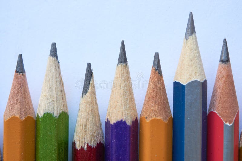 Différents crayons dans une rangée photographie stock libre de droits Différents crayons dans une rangée photographie stock libre de droits