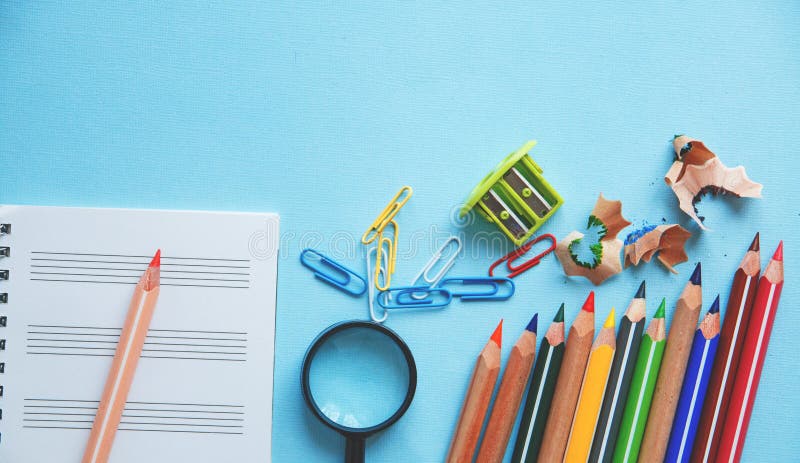 Différents crayons et ciseaux ou fournitures de bureau colorés sur un fond blanc Éducation ou concept d'affaires Endroit vide pou images stock