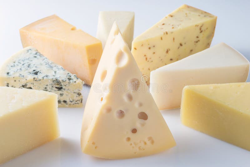 Différents genres de fromages d'isolement sur le fond blanc photo stock Différents genres de fromages d'isolement sur le fond blanc photo stock