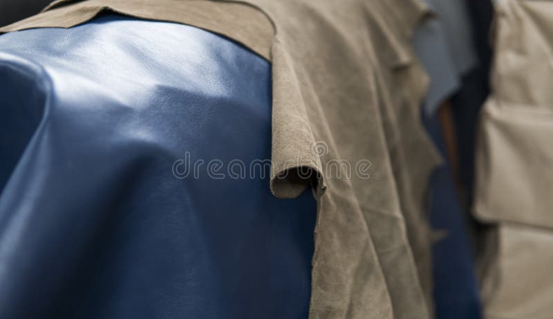 Différents morceaux de cuir Les morceaux des cuirs colorés Cuir brun clair bleu naturel d'ANG Matières premières pour photographie stock Différents morceaux de cuir Les morceaux des cuirs colorés Cuir brun clair bleu naturel d'ANG Matières premières pour photographie stock
