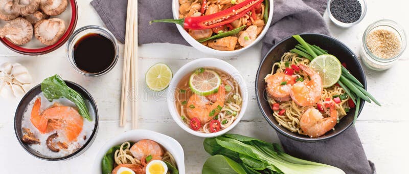 Différents plats thaïlandais photographie stock libre de droits