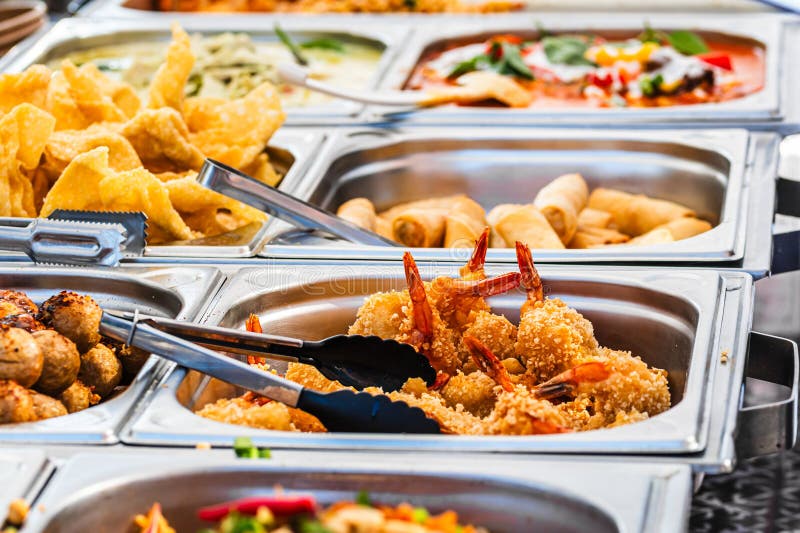 Différents plats thaïlandais dans un stand de restauration de rue se concentrent sur les crevettes frites image libre de droits