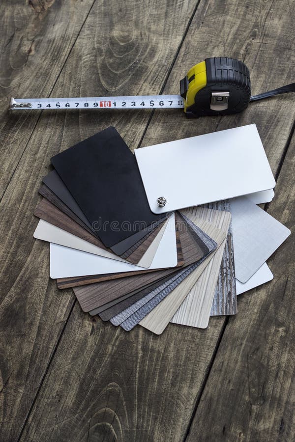 Différents échantillons de couleur de plancher en bois sur la table photographie stock Différents échantillons de couleur de plancher en bois sur la table photographie stock