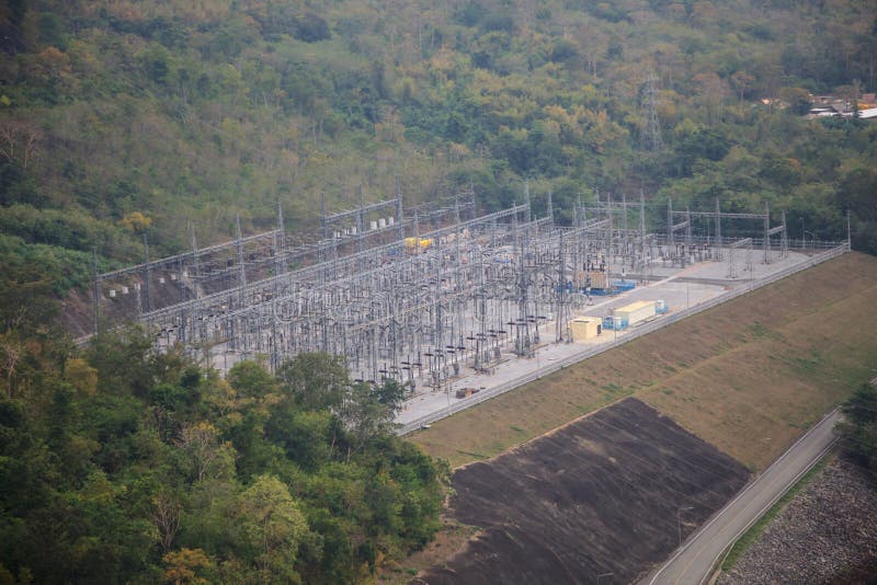 Diga di Srinagarind, diga dell'argine con la centrale elettrica sviluppata per il regolamento del fiume e generazione di energia immagine stock Diga di Srinagarind, diga dell'argine con la centrale elettrica sviluppata per il regolamento del fiume e generazione di energia immagine stock