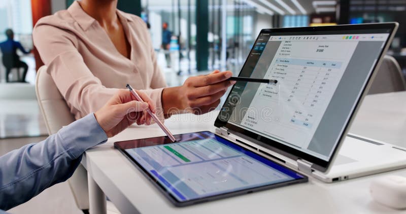 Digital accountancy firm using electronic invoice software digital accountancy firm using electronic invoice software for online fotografie stock libere da diritti