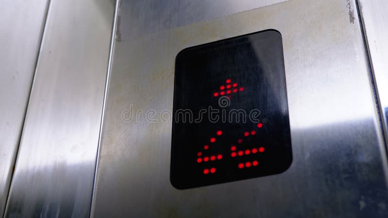 Monitor Digital Do Elevador Mostrando O Número Do Chão Subindo Para Cima E  Para Baixo : Fechar Video Estoque - Vídeo de superior, contagem: 211759123