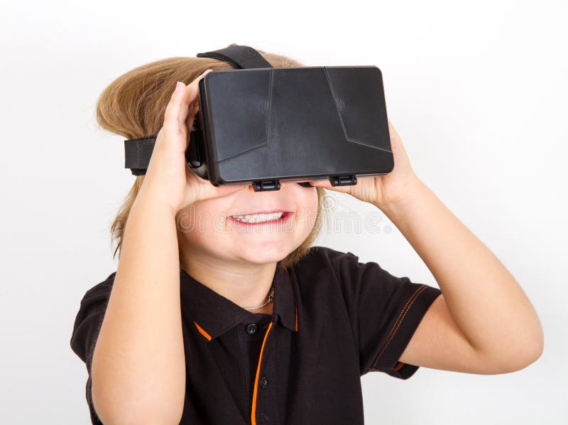 Eine Digital-Gläser der junges Mädchen Abnutzungs-virtuellen Realität