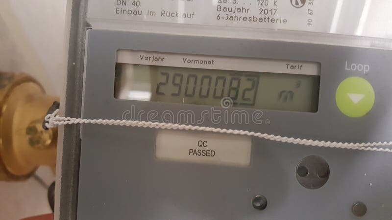 Close-up of a digital meter's screen displaying a reading of 29000. 82 cubic meters, with labels for previous year and month. Reading efficiency stock images, royalty-free photos and pictures