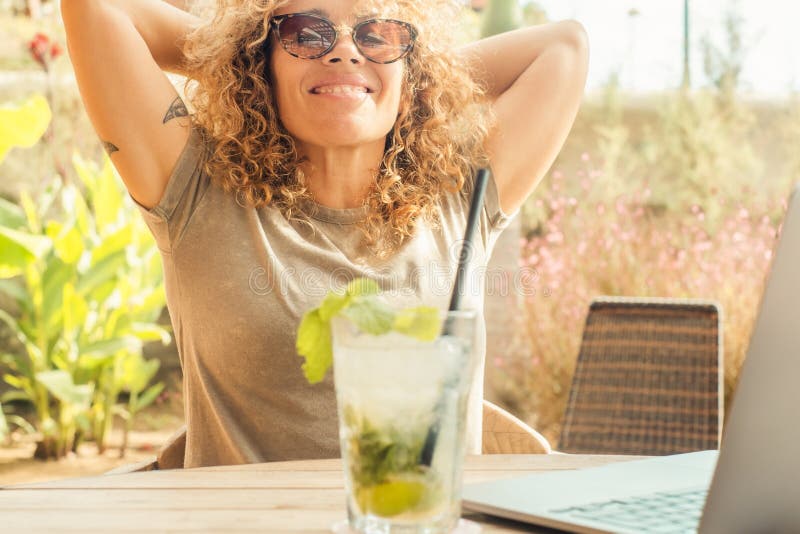 Digital nomad smart working new job concept Happy Lifestyle. eine freie Frau, die Körper ausstreckt und viel in stockbilder