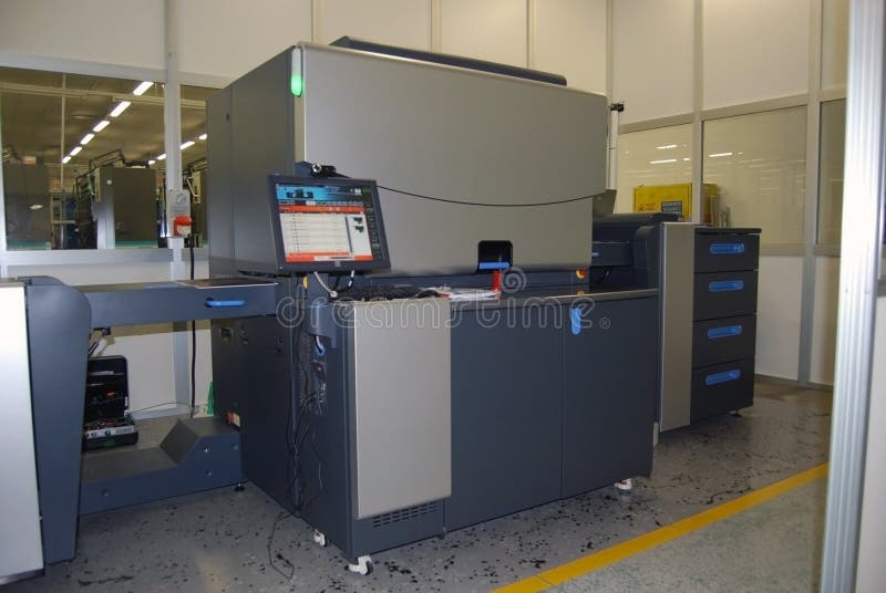 Digital-Offsetdrucken - Presse mit vier Farben stockbild Digital-Offsetdrucken - Presse mit vier Farben stockbild