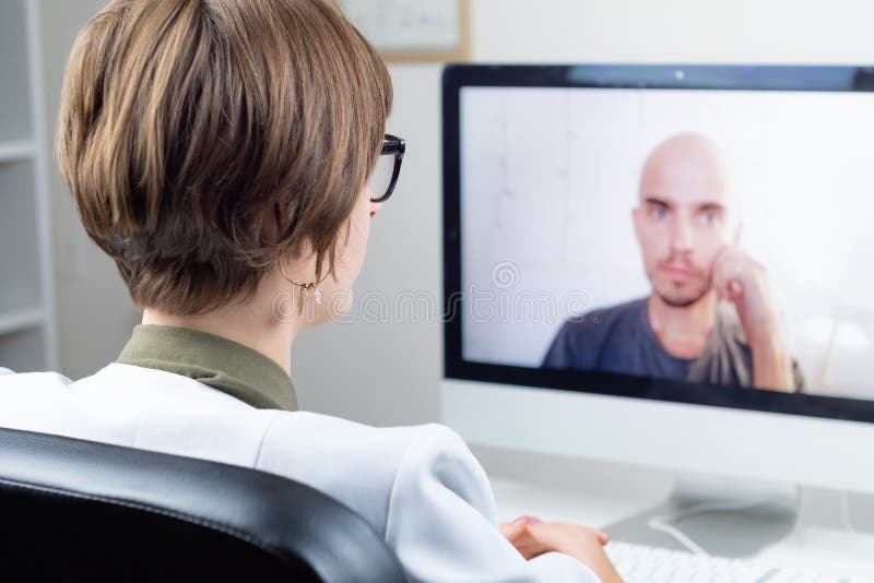 Digital vård- begrepp: praktiserande läkare som har online-meeti fotografering för bildbyråer Digital vård- begrepp: praktiserande läkare som har online-meeti fotografering för bildbyråer