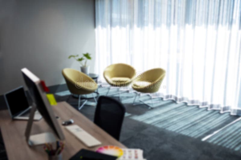 Digitale afbeelding van een computer op een tafel met lege stoelen royalty-vrije illustratie