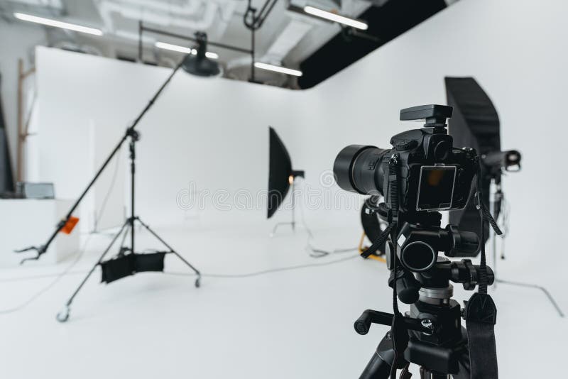 Digitale camera in fotostudio royalty-vrije stock afbeelding Digitale camera in fotostudio royalty-vrije stock afbeelding