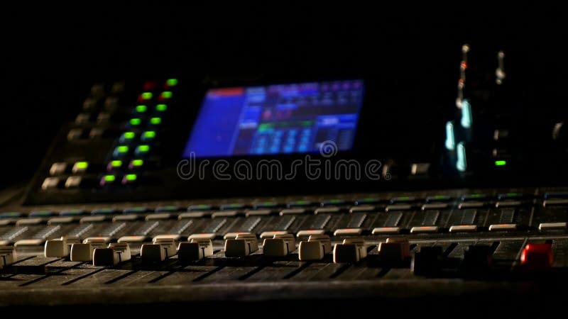 Digitale Soundmixer in de Studio. Lichtschakelaars aan en uit stock afbeelding