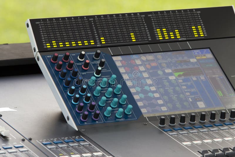 Digitale geluidsmixer tijdens een concert royalty-vrije stock afbeeldingen