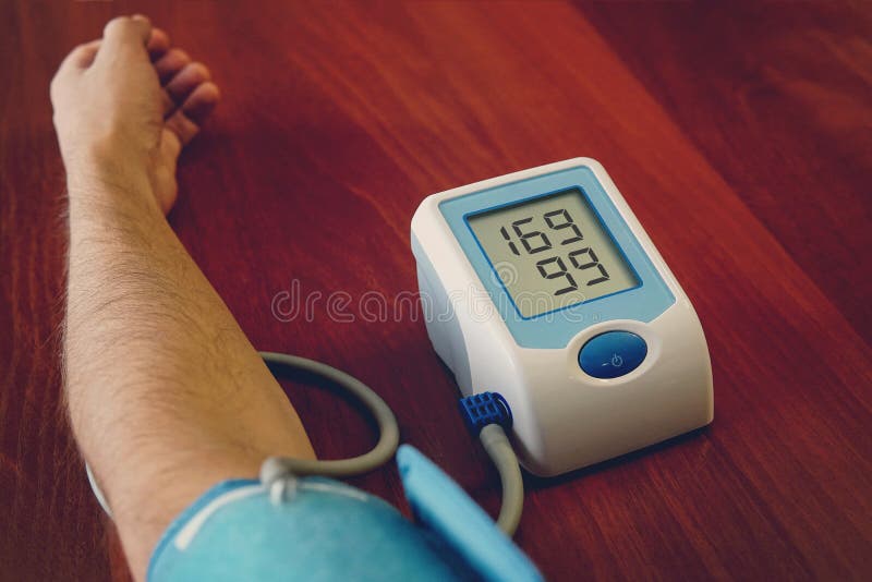 Digitaler Impulsmonitor des Blutdruckes Frau, die ihren Blutdruck und Herdrate misst gesundheit stockfotos Digitaler Impulsmonitor des Blutdruckes Frau, die ihren Blutdruck und Herdrate misst gesundheit stockfotos