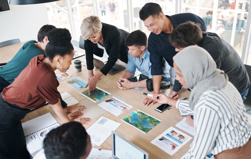 Digitales Marketing-Team oder Planungskampagne im Büro zur Förderung der Website von Reisebüros oder Social Media-Seite. kreativ stockfotografie