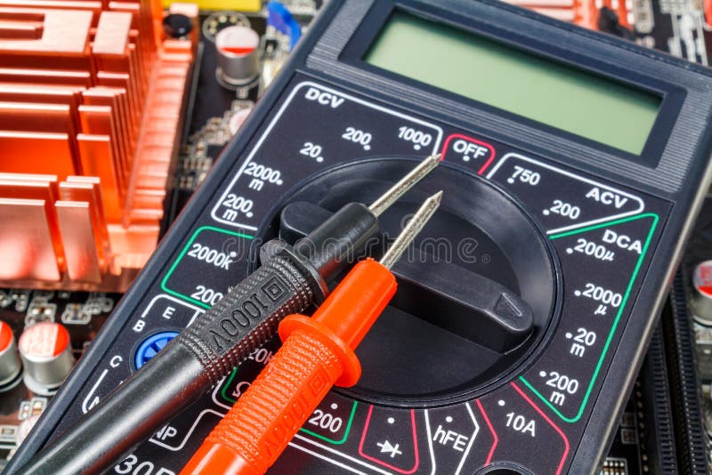 Digitalmessinstrument mit Sonden auf der Computermotherboardnahaufnahme lizenzfreie stockbilder