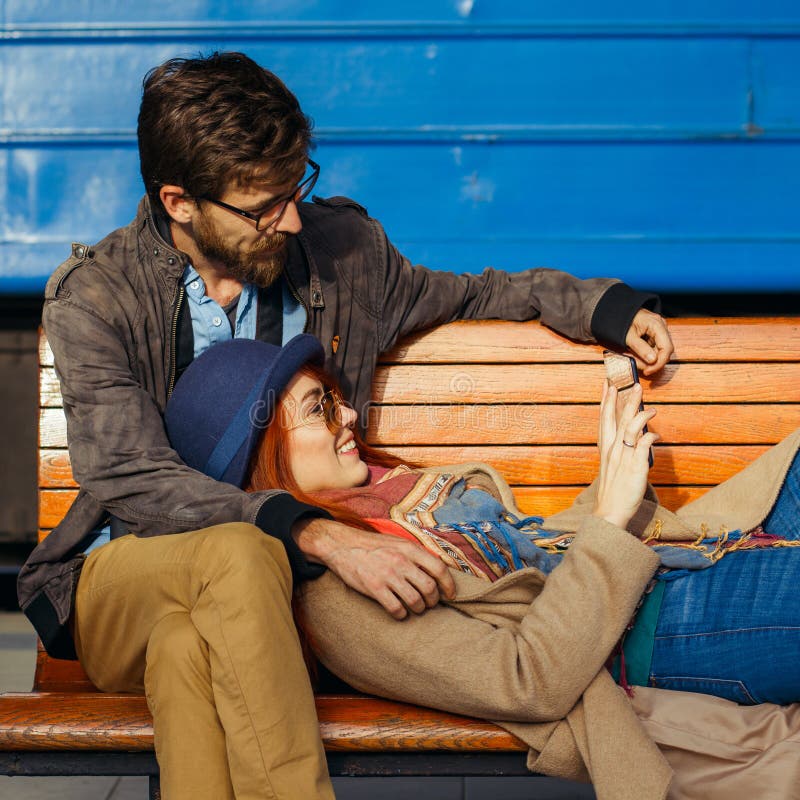 Digitaltechnik und Reisen Junge liebevolle Paare im Hippie tragen mit Tablet-Computer beim Sitzen im Bahnstation wai stockbilder Digitaltechnik und Reisen Junge liebevolle Paare im Hippie tragen mit Tablet-Computer beim Sitzen im Bahnstation wai stockbilder