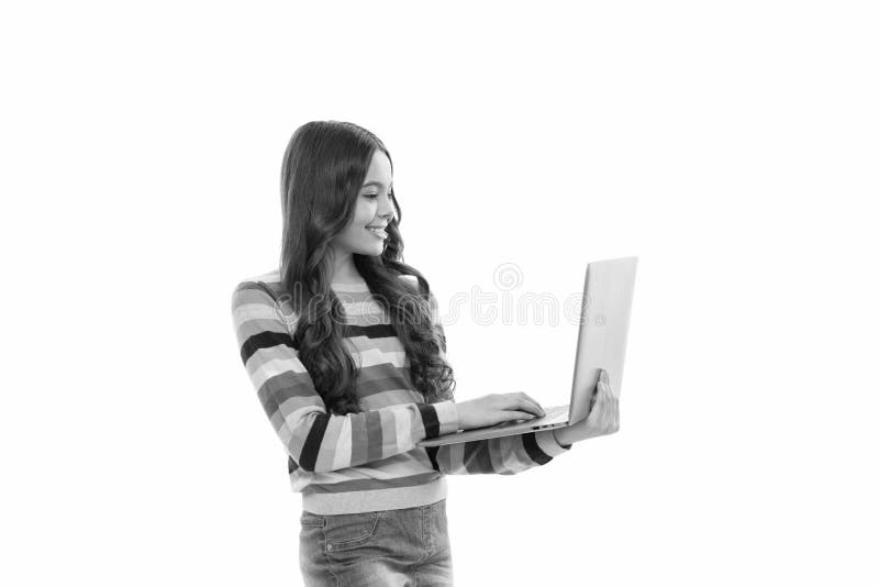 Mulher laptop e retrato de estúdio para digitar comunicação ou