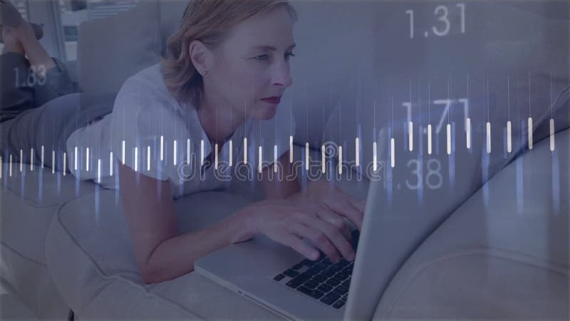 Digitazione di una donna sul laptop che avvia la sovrapposizione dei dati sovrapposizione delle barre di animazione grafico della video d archivio