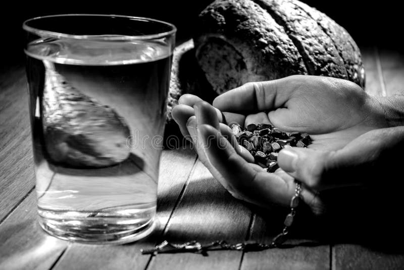 Digiunando Per Il Pane E L'acqua Fotografia Stock - Immagine di scuro