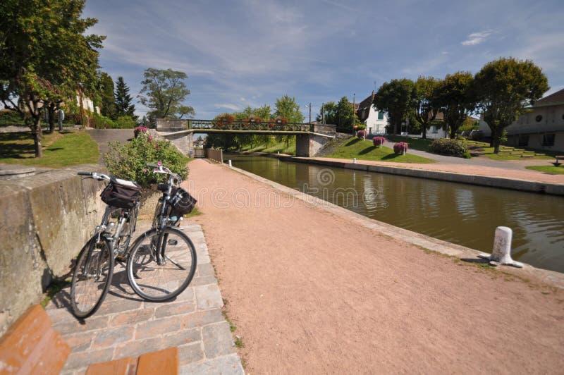 Digoin canal bridge and Voies Verte cycle way.