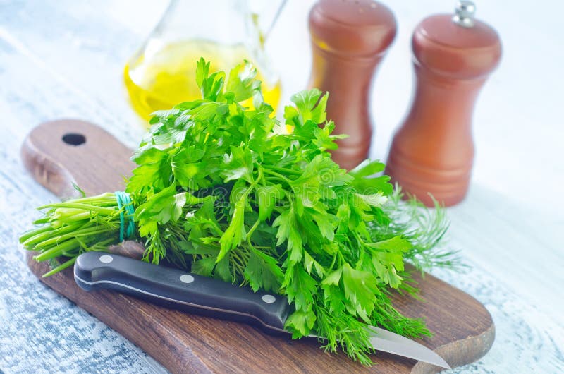 Dill und Petersilie stockfoto. Bild von kochen, lebensstil - 33984136