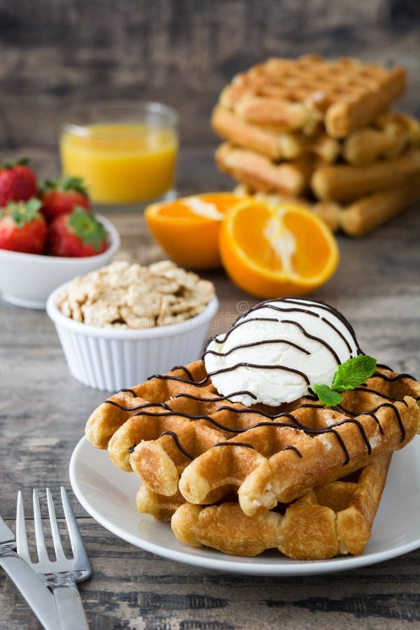 Dillandear med den chokladsås, glass och mintkaramellen på lantligt trä arkivfoto Dillandear med den chokladsås, glass och mintkaramellen på lantligt trä arkivfoto