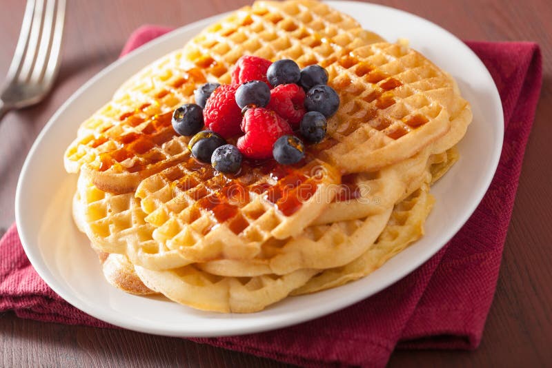 Dillandear med krämfraiche och bär för frukost royaltyfri foto Dillandear med krämfraiche och bär för frukost royaltyfri foto