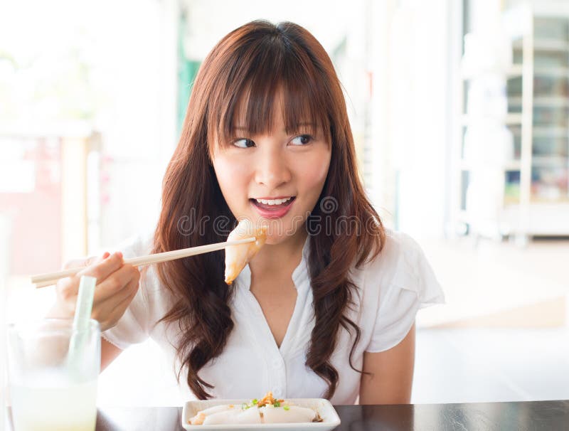 Dim sum asiatique de consommation de fille image stock Dim sum asiatique de consommation de fille image stock