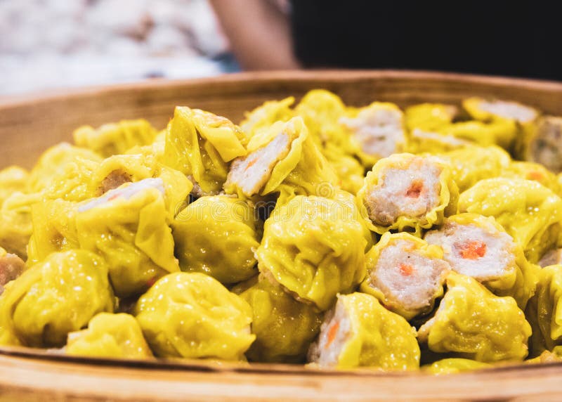 Dim Sum caliente del cocido al vapor al vapor, del camarón cocido al vapor chino o de la bola de masa hervida del cerdo fotos de archivo libres de regalías Dim Sum caliente del cocido al vapor al vapor, del camarón cocido al vapor chino o de la bola de masa hervida del cerdo fotos de archivo libres de regalías
